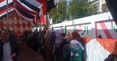 فيديو.. طوابير السيدات أمام مدرسة السيدة نفيسة بالنهضة للمشاركة بالاستفتاء