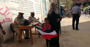 سيدة ببنى سويف تصطحب طفلها أثناء التصويت بالاستفتاء.. وتؤكد: بعلمه الانتماء