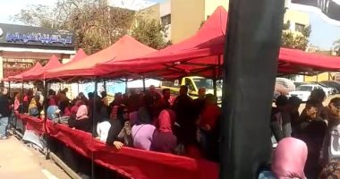 فيديو.. احتشاد السيدات أمام مدرسة شبرا الفندقية فى ثالث أيام الاستفتاء