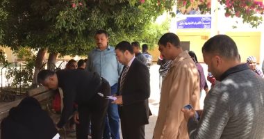 فيديو ..قاض يخرج من اللجنة لمساعدة مسنة على التصويت بحدائق الأهرام