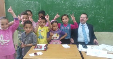 فيديو وصور.. أطفال يهتفون تحيا مصر بمدرسة شهيد بالشرقية 