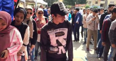 فيديو..الشباب يحتشدون فى طوابير أمام لجان الأميرية بثالث أيام الاستفتاء