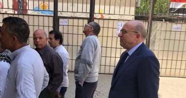 عادل العدوى وزير الصحة الأسبق يدلى بصوته فى الاستفتاء على التعديلات الدستورية