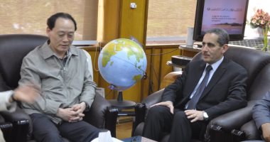 صور..رئيس جامعة قناة السويس يستقبل نائب وزير الزراعة الصينى