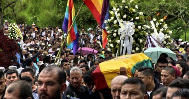 "بالدموع" كولومبيا تشيع ضحايا انهيار طينى أدى لمقتل 28 شخصا