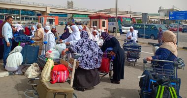 حجاج الجمعيات الأهلية من كفر الشيخ وبنى سويف يصلون اليوم من الأراضى المقدسة