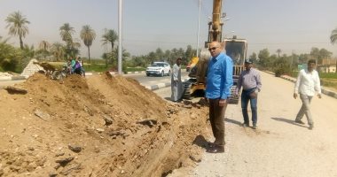 صور.. رئيس مدينة الطود يتابع تطوير الحدائق وتركيب خطوط الصرف الصحى الجديدة