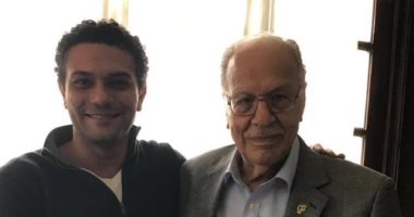 زى كل سنة.. آسر ياسين يحتفل بالانتصارات الوطنية بصورة مع جده
