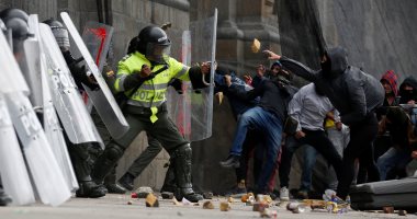 صور.. اشتباكات عنيفة مع الشرطة الكولومبية خلال إضراب ضد الحكومة