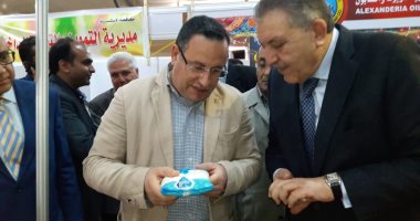 فيديو وصور .. محافظ الإسكندرية يفتتح معرض "سوبر ماركت أهلا رمضان" بتخفيضات 25%