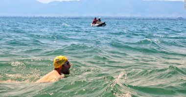 مغامر جنوب أفريقى يسجل رقما قياسيا بالسباحة 54 يوما ببحيرة التماسيح.. صور