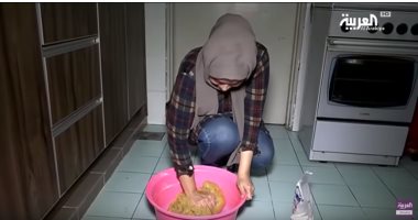 شاهد.. قصة لاجئة يمنية تحولت من مديرة تسويق لصناعة خبز ومعجنات
