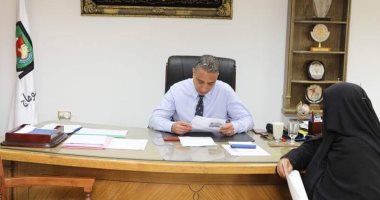 محافظ سوهاج يستقبل عددا من المواطنين بمكتبه للاستماع إلى طلباتهم