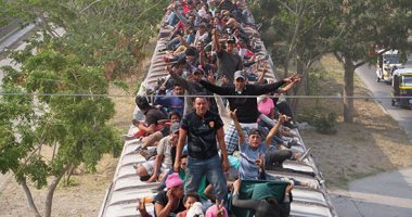 صور.. جحافل المهاجرين يتسلقون قطار تجارى فى المكسيك للوصول للحدود الأمريكية