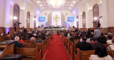 توافد الشخصيات العامة على الكنيسة الإنجيلية بمصر الجديدة للتهنئة بعيد القيامة
