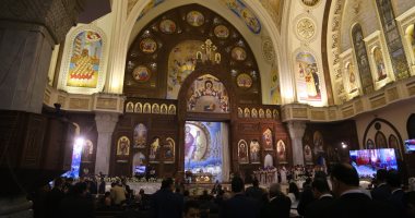 صور.. كاتدرائية العباسية تتزين بالورود وصور القيامة قبل قداس العيد  