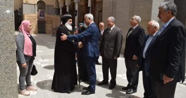 صور.. رئيس جامعة المنوفية يزور مطرانية شبين الكوم ويهنئ الأقباط بعيد القيامة