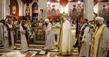 البابا تواضروس يقود زفة القيامة بعد انتهاء تمثيلية القيامة أهم طقوس العيد