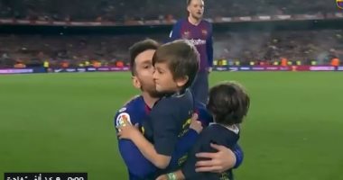 شاهد.. ميسى يحضن أبناءه بعد فوز برشلونة بالدورى الإسبانى.. فيديو