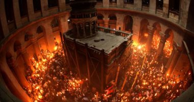 "النار المقدسة" فى كنيسة المهد.. حقيقة إضاءة قبر المسيح قبل عيد القيامة