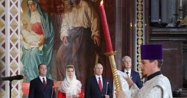 صور.. بوتين يحضر قداس عيد القيامة فى كاتدرائية المسيح المخلص بوسط موسكو