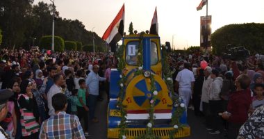 صور.. محافظ الإسماعيلية ومدير الأمن يشهدان مراسم انطلاق كرنفال عربات الزهور