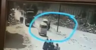 قارئ يشارك فيديو لسيارة تصدم طالبات بالقليوبية ويطالب بتشديد الرقابة على السائقين