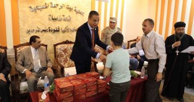 صور.. محافظ سوهاج يوزع الهدايا والحلوى على الأطفال الأيتام احتفالاً بعيد القيامة