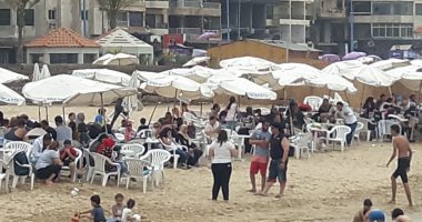 فيديو وصور.. إقبال كبير على شواطئ الإسكندرية فى شم النسيم