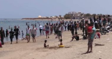 فيديو وصور... إقبال الأهالى على شواطئ النادى الاجتماعى بالغردقة احتفالا بشم النسيم