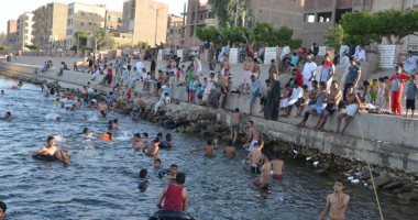 شباب وأطفال الأقصر يهربون من الطقس الحار بالسباحة فى نهر النيل والحصيلة غريق