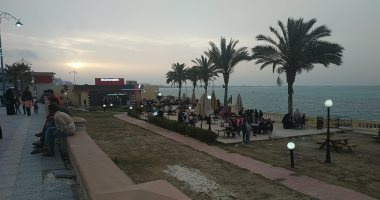 صور.. توافد المواطنين على شواطئ مطروح احتفالا بيوم شم النسيم