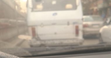 سيارات بدون لوحات معدنية أمام محكمة الجيزة.. والقراء يحذرون من خطورتها