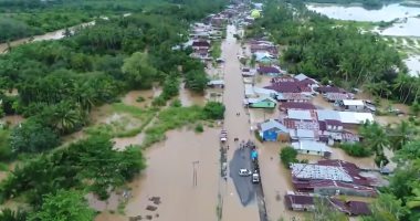 صور.. إندونيسيا تغرق فى مياه الفيضانات ومقتل 31 شخصا