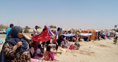 صور.. توافد المواطنين على شواطئ مدن جنوب سيناء لقضاء شم النسيم