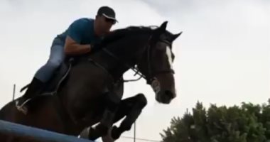 أحمد السقا يتحول لـ "فارس" ويمارس هوايته المفضله بقفز الحواجز مع حصانه