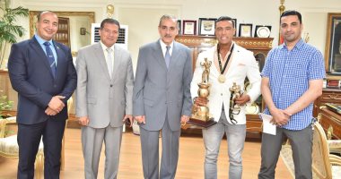 محافظ أسيوط يكرم ضابط شرطة فاز بذهبية البطولة العربية لكمال الأجسام
