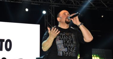 "قول عليا مجنون".. هشام عباس يقدم توليفة متميزة من أغانيه بحفل بورسعيد (صور)