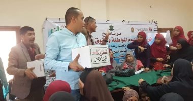 تضامن المنيا: فتح 10 فصول محو أمية وتوزيع كراتين سلع غذائية فى دير مواس