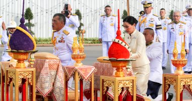 صور.. ملك تايلاند يقدم فروض الاحترام لأسلافه قبل تتويجه السبت المقبل