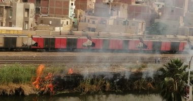صور.. السيطرة على حريق بالقرب منطقة تخزين القطارات فى بنى سويف