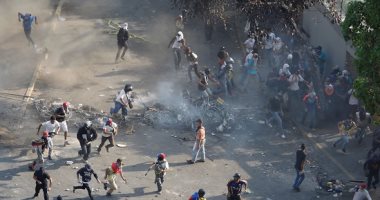 صور.. كر وفر بين المتظاهرين والأمن فى فنزويلا