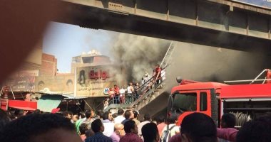 فيديو وصور.. الدفع بـ10 سيارات إطفاء للسيطرة على حريق محلات ملابس فى الموسكى