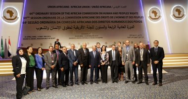 الوفد المصرى يلتقط صورا تذكارية مع اللجنة الأفريقية لحقوق الانسان