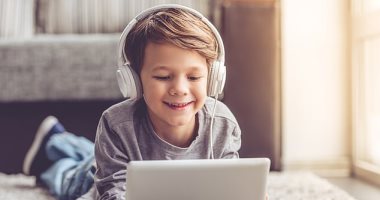 استخدام الأطفال لسماعات الرأس أعلى من "80 ديسيبل "يؤثر علي جودة السمع  
