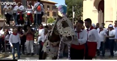 فيديو..  ملوك وأحصنة مزركشة في مهرجان خيول الخمر بأسبانيا