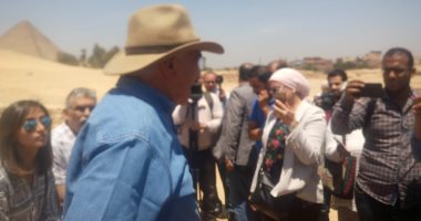 وزير الآثار وزاهى حواس يتفقدان مقابر بناة الأهرام