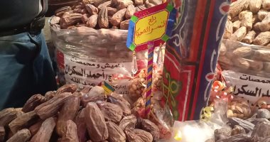 صور.. بلح "نسر الصعيد ومحمد صلاح" يجتاح أسواق الإسكندرية بأسعار مخفضة