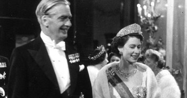 مذكرات تكشف: الملكة إليزابيث اقترحت مازحة اغتيال زعيم عربى عام 1955 