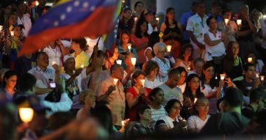 مظاهرة على "ضوء الشموع" فى فنزويلا احتجاجا على ضحايا أعمال العنف